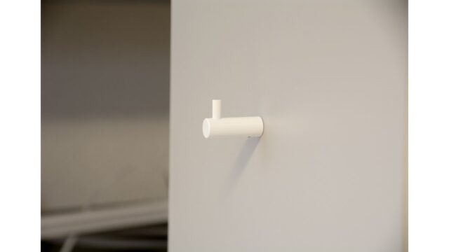 Haken Bisingen Stahl reinweiß pulverbeschichtet - 28 mm lang  vor weißem Hintergrund