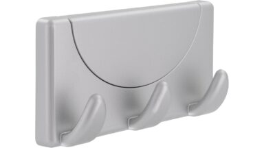 Haken Buxtehude Kunststoff metallisiert - weißaluminium - 103 mm lang vor weißem Hintergrund