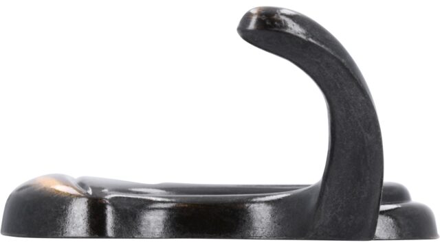 Haken Düren Druckguss altmessingfarbig brüniert getrommelt - 63 mm lang  vor weißem Hintergrund