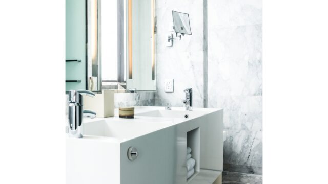 Haken Gottmadingen Druckguss - Kunststoff chrom glänzend - 50 mm lang  vor weißem Hintergrund