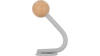 Haken Horb Stahl - Holz silbergrau metallic pulverbeschichtet ahorn natur lackiert - 40 mm lang  vor weißem Hintergrund