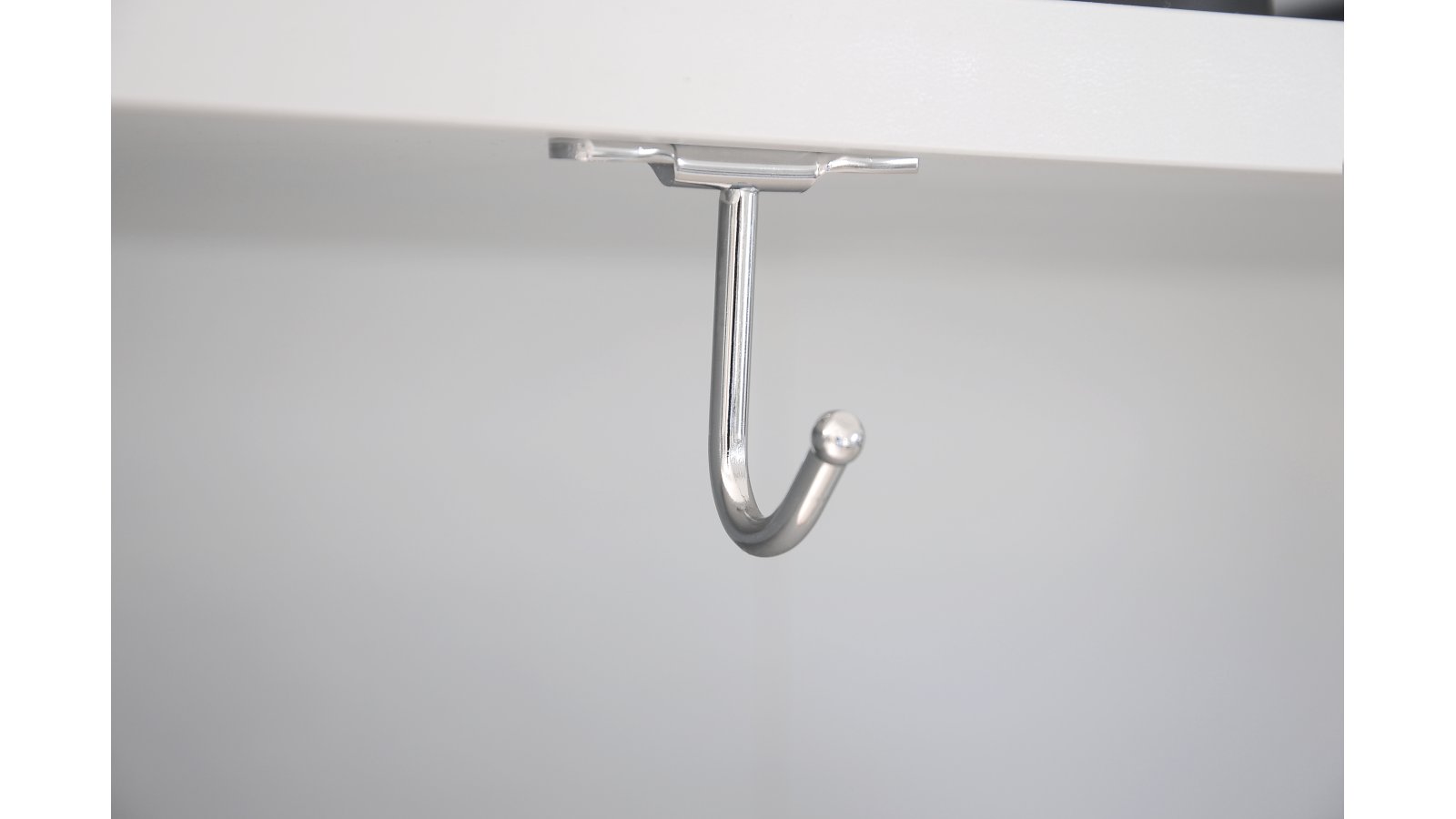 Haken Illertissen Stahl chrom glänzend 3 stück - 34 mm lang  vor weißem Hintergrund