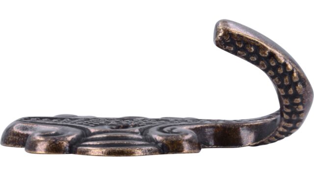 Haken Kassel Druckguss altmessingfarbig brüniert getrommelt - 65 mm lang  vor weißem Hintergrund