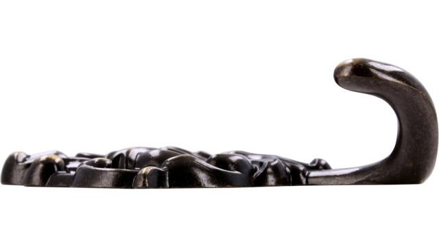 Haken Moers Druckguss altmessingfarbig brüniert getrommelt - 64 mm lang  vor weißem Hintergrund