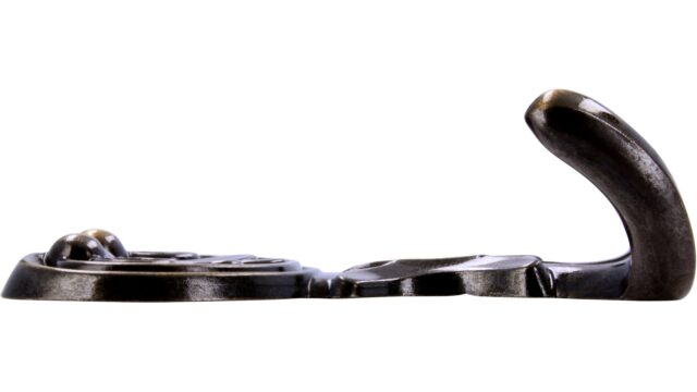 Haken Salzgitter Druckguss altmessingfarbig brüniert getrommelt - 66 mm lang  vor weißem Hintergrund