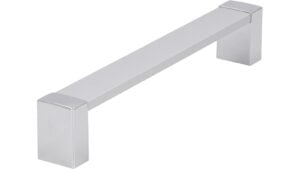Griff Adendorf Aluminium - Kunststoff silber natur matt galvanisiert chrom glänzend - 172 mm lang  vor weißem Hintergrund