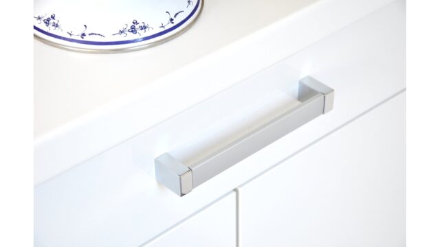 Griff Adendorf Aluminium - Kunststoff silber natur matt galvanisiert chrom glänzend - 172 mm lang  vor weißem Hintergrund