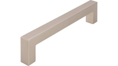 Griff Anröchte Druckguss edelstahleffekt - 140 mm lang vor weißem Hintergrund