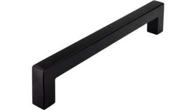 Griff Anröchte Druckguss schwarz matt pulverbeschichtet - 172 mm lang vor weißem Hintergrund