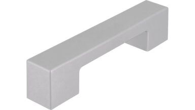Griff Backnang Kunststoff metallisiert weißaluminium - 105 mm lang vor weißem Hintergrund