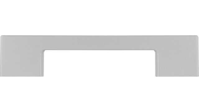 Griff Backnang Kunststoff metallisiert weißaluminium - 105 mm lang  vor weißem Hintergrund