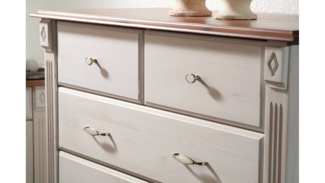 Griff Bad-Aibling Druckguss - Kunststoff altmessing brüniert gebürstet beige - 106 mm lang  vor weißem Hintergrund