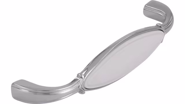 Griff Bad-Aibling Druckguss - Kunststoff chrom glänzend weiß - 106 mm lang  vor weißem Hintergrund