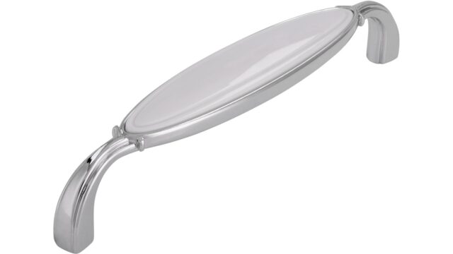 Griff Bad-Aibling Druckguss - Kunststoff chrom glänzend weiß - 138 mm lang vor weißem Hintergrund