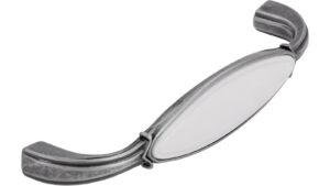 Griff Bad-Aibling Druckguss - Kunststoff altsilberfarbig weiß - 106 mm lang  vor weißem Hintergrund