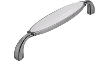 Griff Bad-Aibling Druckguss - Kunststoff altsilberfarbig weiß - 138 mm lang vor weißem Hintergrund