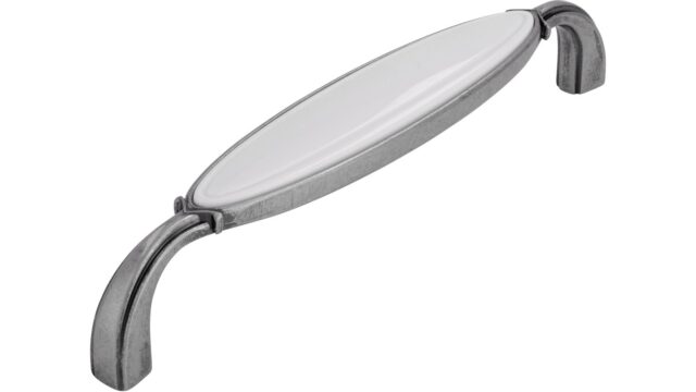 Griff Bad-Aibling Druckguss - Kunststoff altsilberfarbig weiß - 138 mm lang vor weißem Hintergrund