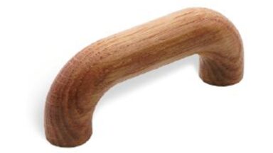Griff Bad-Lauterberg Holz eiche natur lackiert - 80 mm lang vor weißem Hintergrund