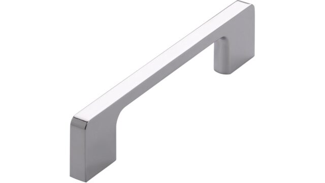 Griff Bad-Reichenhall Druckguss chrom glänzend - 140 mm lang vor weißem Hintergrund