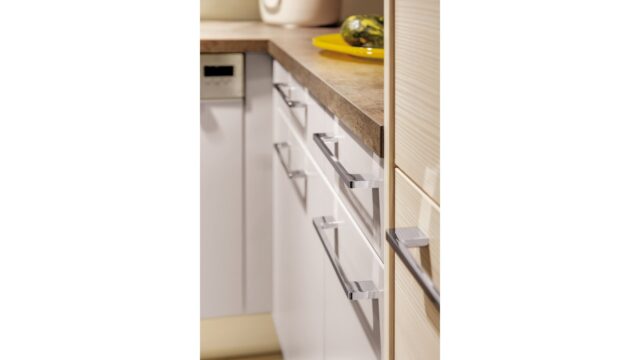 Griff Bad-Reichenhall Druckguss chrom glänzend - 204 mm lang  vor weißem Hintergrund