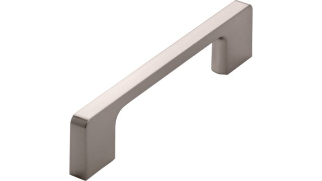 Griff Bad-Reichenhall Druckguss vernickelt feingeschliffen - 140 mm lang vor weißem Hintergrund
