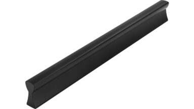 Griff Bad-Segeberg Druckguss schwarz matt pulverbeschichtet - 180 mm lang vor weißem Hintergrund