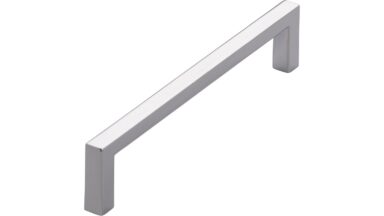 Griff Bruckmühl Druckguss chrom glänzend - 136 mm lang vor weißem Hintergrund