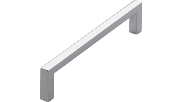 Griff Bruckmühl Druckguss chrom glänzend - 136 mm lang vor weißem Hintergrund