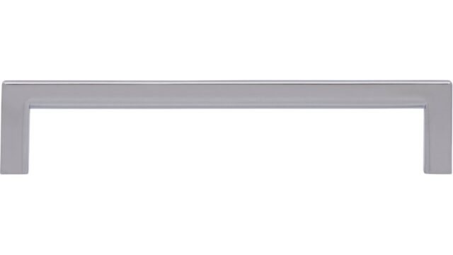 Griff Bruckmühl Druckguss chrom glänzend - 136 mm lang  vor weißem Hintergrund