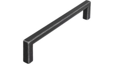 Griff Bruckmühl Druckguss eisenfarbig getrommelt matt - 136 mm lang vor weißem Hintergrund