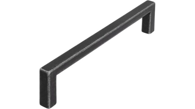 Griff Bruckmühl Druckguss eisenfarbig getrommelt matt - 136 mm lang vor weißem Hintergrund