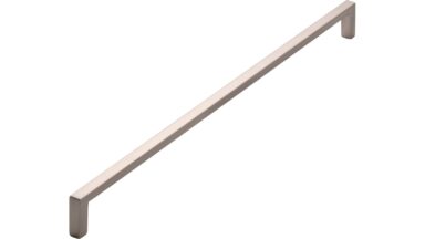 Griff Bruckmühl Druckguss vernickelt feingeschliffen - 328 mm lang vor weißem Hintergrund