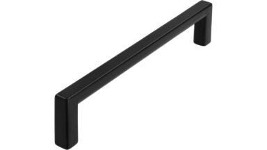 Griff Bruckmühl Druckguss schwarz matt pulverbeschichtet - 136 mm lang vor weißem Hintergrund