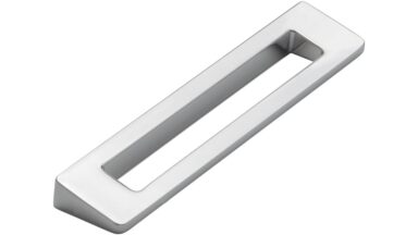 Griff Burgkirchen Druckguss chrom glänzend - 118 mm lang  vor weißem Hintergrund