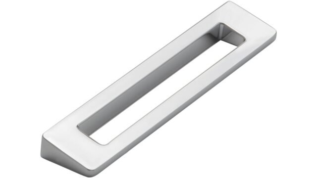 Griff Burgkirchen Druckguss chrom glänzend - 118 mm lang  vor weißem Hintergrund