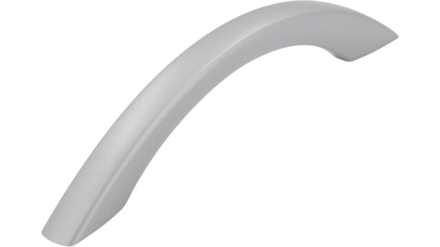 Griff Castrop-Rauxel Kunststoff metallisiert weißaluminium - 134 mm lang vor weißem Hintergrund