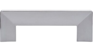 Griff Dieburg Druckguss chrom glänzend - 104 mm lang  vor weißem Hintergrund