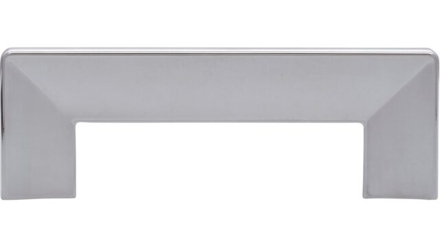 Griff Dieburg Druckguss chrom glänzend - 104 mm lang  vor weißem Hintergrund