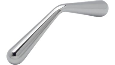 Griff Dreieich Druckguss chrom glänzend - 71 mm lang vor weißem Hintergrund