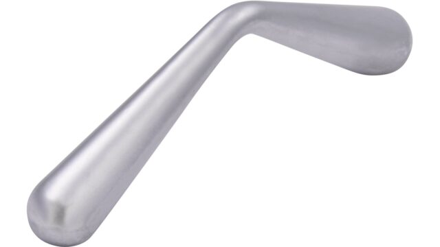 Griff Dreieich Druckguss chrom matt - 71 mm lang vor weißem Hintergrund