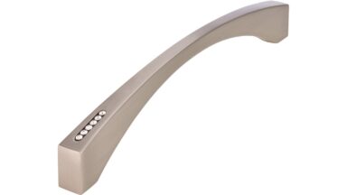 Griff Gehrden Druckguss vernickelt feingeschliffen swarovski® kristalle - 173 mm lang vor weißem Hintergrund