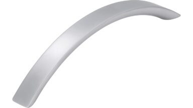 Griff Greven Druckguss chrom matt - 146 mm lang  vor weißem Hintergrund
