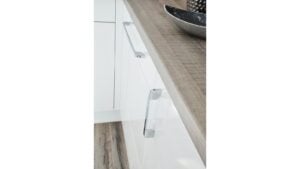 Griff Herrsching Druckguss chrom glänzend - 168 mm lang  vor weißem Hintergrund