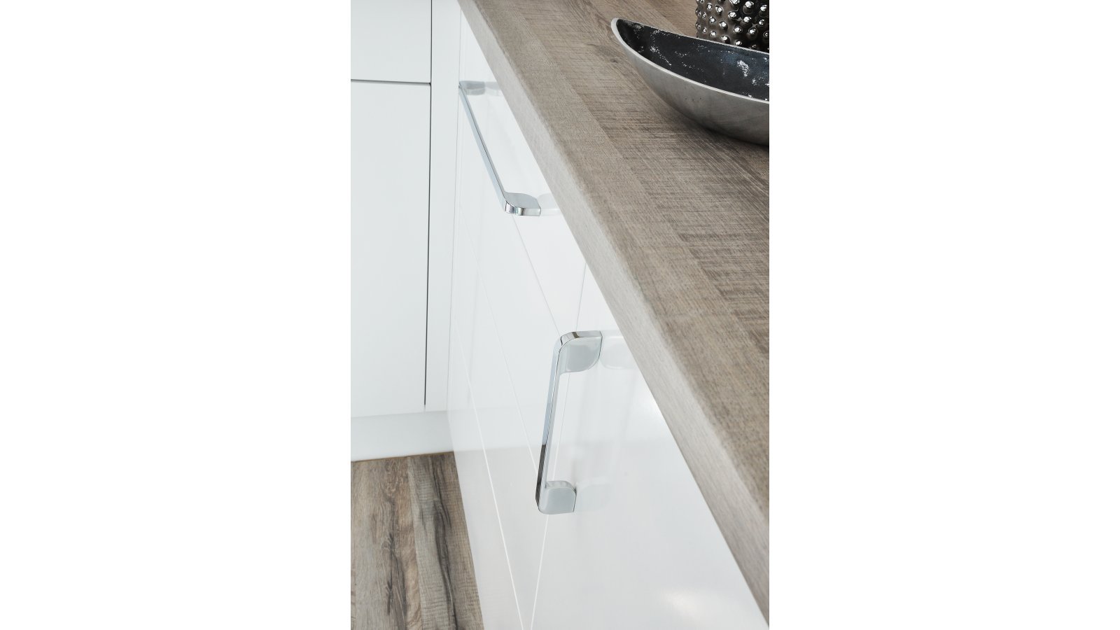 Griff Herrsching Druckguss chrom glänzend - 168 mm lang  vor weißem Hintergrund