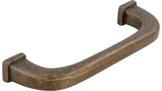 Griff Hiddenhausen Druckguss altmessingfarbig brüniert getrommelt - 107 mm lang  vor weißem Hintergrund
