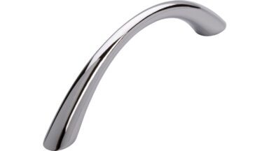 Griff Itzehoe Druckguss chrom glänzend - 113 mm lang vor weißem Hintergrund