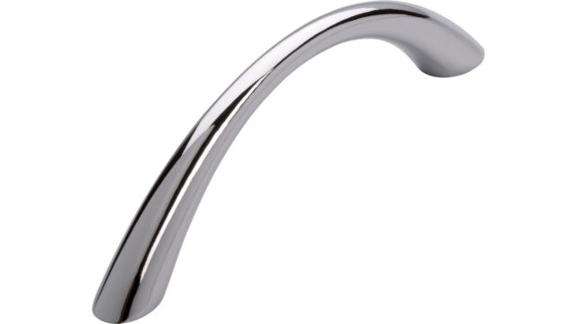 Griff Itzehoe Druckguss chrom glänzend - 113 mm lang  vor weißem Hintergrund