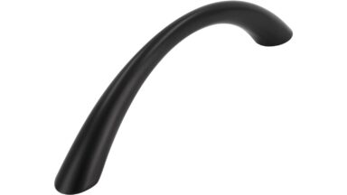 Griff Itzehoe Druckguss schwarz matt pulverbeschichtet - 113 mm lang vor weißem Hintergrund