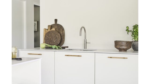 Griff JOIN Holz  - Eiche lackiert - 240 mm lang  vor weißem Hintergrund