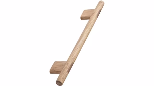 Griff JOIN Holz - Eiche lackiert - 400 mm lang vor weißem Hintergrund